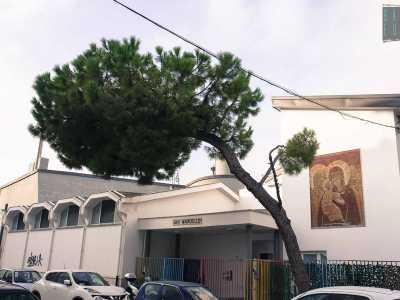 Il nostro punto di partenza � la parrocchia di San Marcello, che d� il nome alla zona. E� una struttura in cemento dalla forma irregolare che si impone all�inizio di via Fanelli, in largo don Franco Ricci